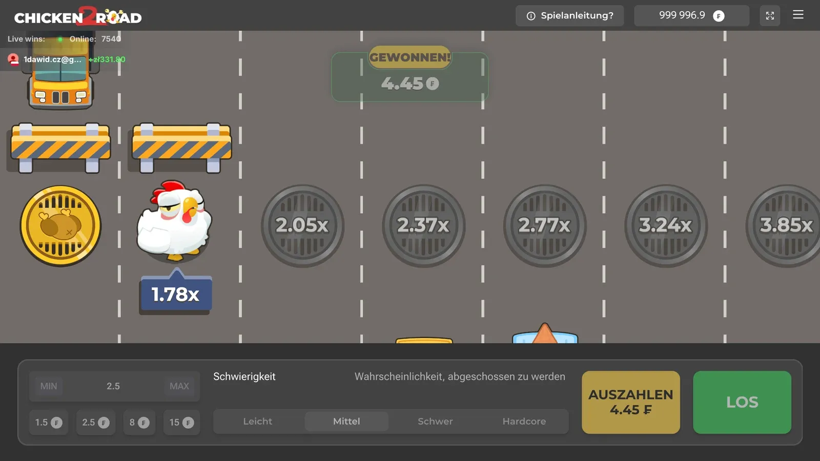 Gewinnanzeige in Chicken Road 2: GEWONNEN 4.45 Franken über der Strasse mit Autos und Absperrungen